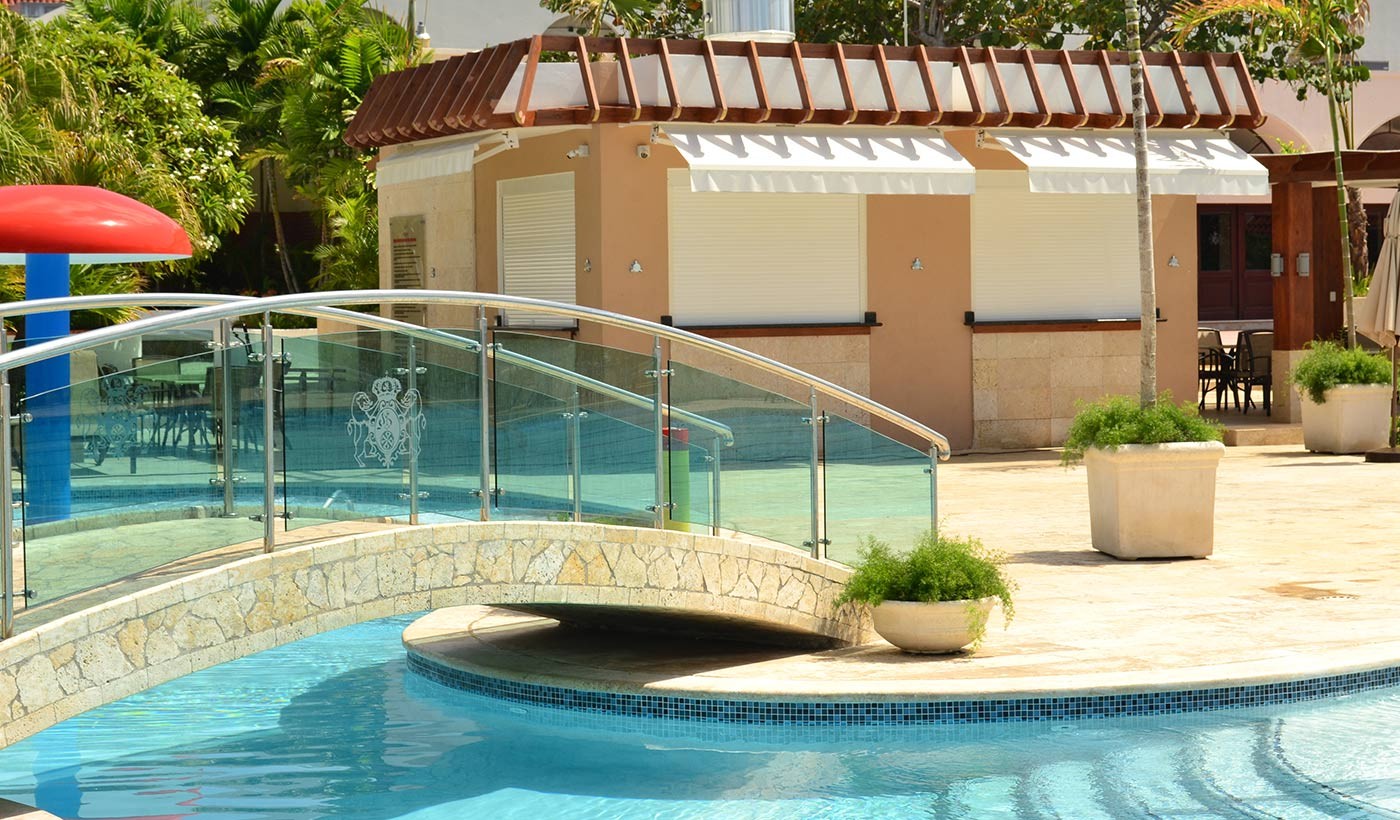 Sistema de barandas de barrotes y vidrio.